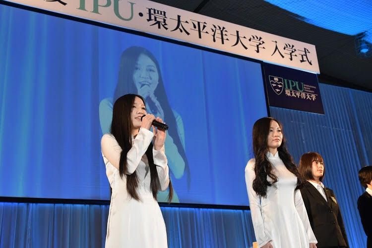 đại diện du học sinh tại trường tham gia lễ nhập học